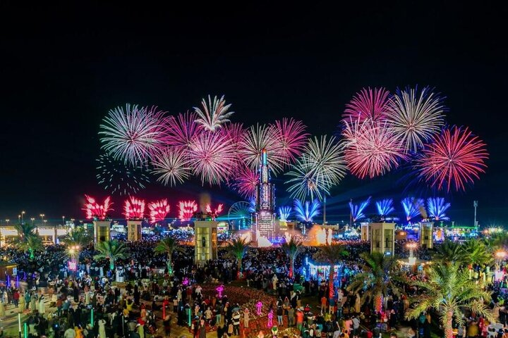 Experience the dazzling display of fireworks against Dubai’s iconic skyline with the Burj Khalifa shining at the heart of the New Year celebration creating unforgettable memories on this unforgettable cruise.